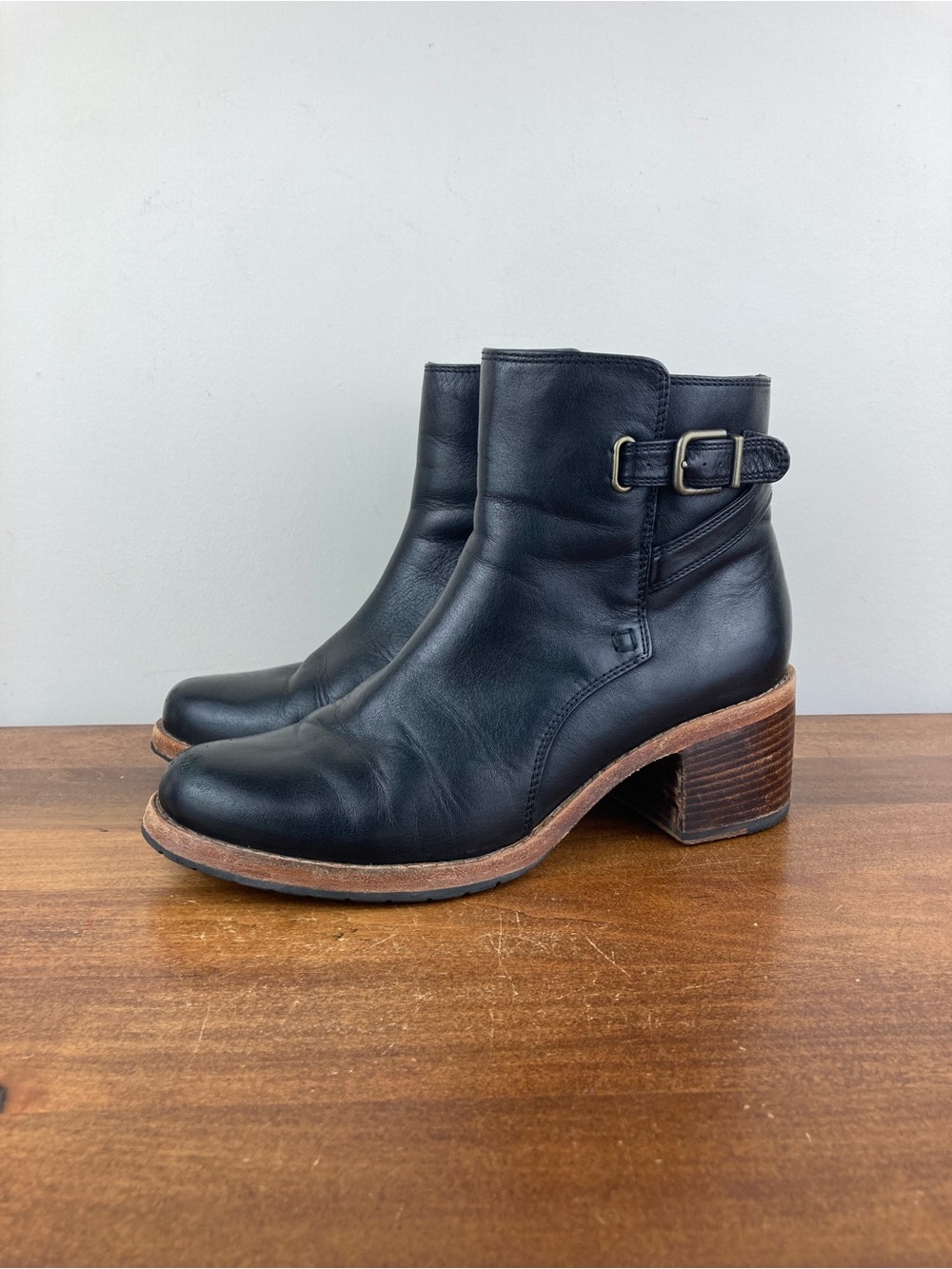 Clarks Black Leather Ankle Boots Buckle Strap Side Zip Block Heel Women’s 7.5M.
